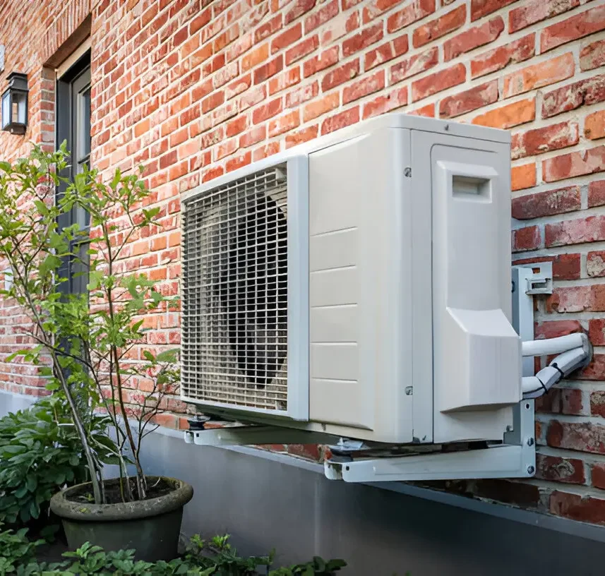 Commercial air conditioning contractor Los Angeles servicing rooftop HVAC unit